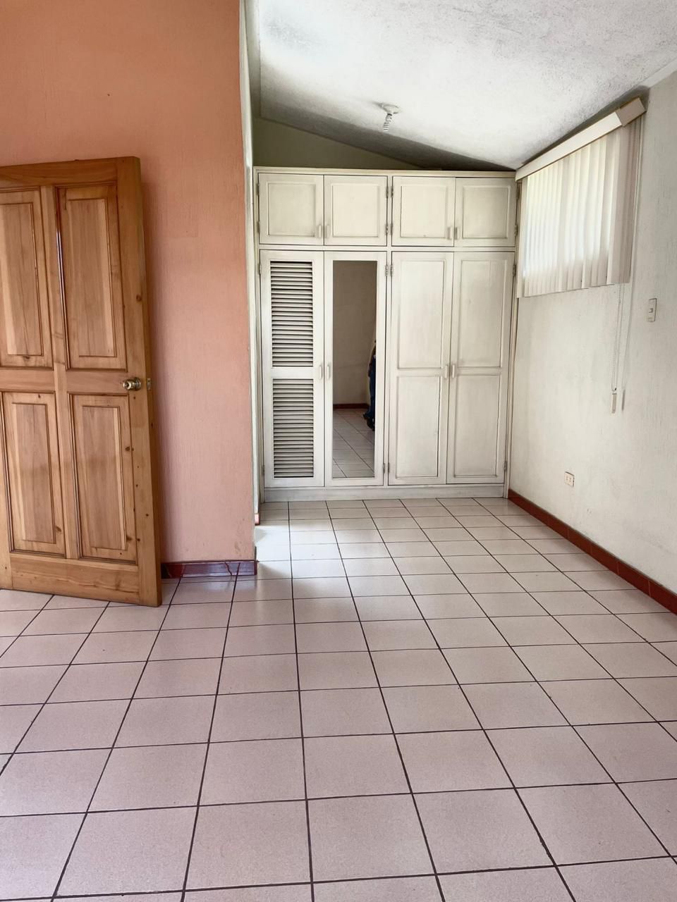 Venta de Casa o Casas, Terrenos, Propiedades, Apartamentos, Inmuebles en Guatemala, zona 11, zona 7, zona 2, zona 18, zona 16, Mixco, Carretera Al Salvador, Fraijanes, Santa Catarina Pinula, Antigua Guatemala, Villa Nueva, Villa Canales, San Miguel Petapa - Venta o Alquiler de Casas En Guatemala
