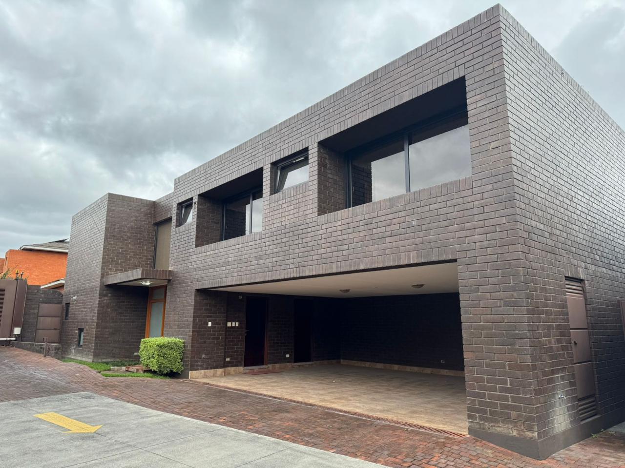 Venta de Casa o Casas, Terrenos, Propiedades, Apartamentos, Inmuebles en Guatemala, zona 11, zona 7, zona 2, zona 18, zona 16, Mixco, Carretera Al Salvador, Fraijanes, Santa Catarina Pinula, Antigua Guatemala, Villa Nueva, Villa Canales, San Miguel Petapa - Venta o Alquiler de Casas En Guatemala