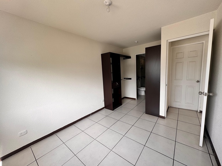 Venta de Casa o Casas, Terrenos, Propiedades, Apartamentos, Inmuebles en Guatemala, zona 11, zona 7, zona 2, zona 18, zona 16, Mixco, Carretera Al Salvador, Fraijanes, Santa Catarina Pinula, Antigua Guatemala, Villa Nueva, Villa Canales, San Miguel Petapa - Venta o Alquiler de Casas En Guatemala