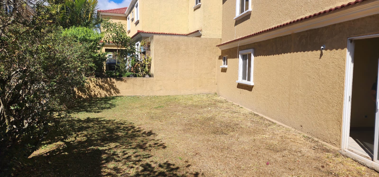 Venta de Casa o Casas, Terrenos, Propiedades, Apartamentos, Inmuebles en Guatemala, zona 11, zona 7, zona 2, zona 18, zona 16, Mixco, Carretera Al Salvador, Fraijanes, Santa Catarina Pinula, Antigua Guatemala, Villa Nueva, Villa Canales, San Miguel Petapa - Venta o Alquiler de Casas En Guatemala