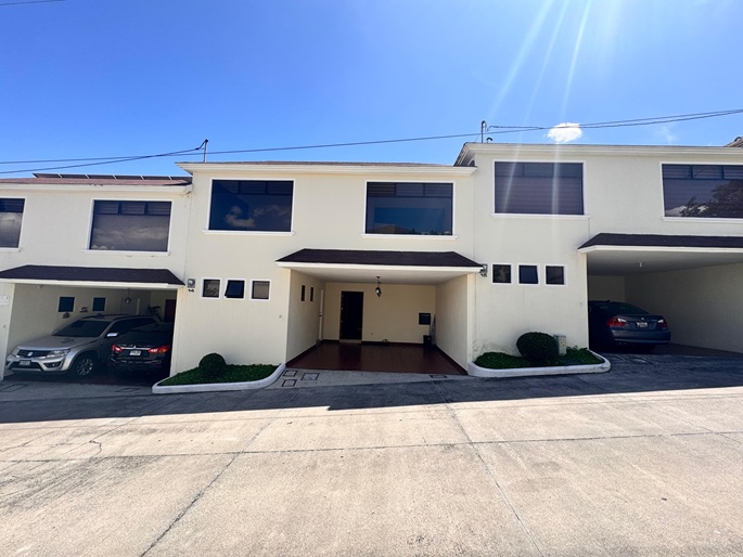 Venta de Casa o Casas, Terrenos, Propiedades, Apartamentos, Inmuebles en Guatemala, zona 11, zona 7, zona 2, zona 18, zona 16, Mixco, Carretera Al Salvador, Fraijanes, Santa Catarina Pinula, Antigua Guatemala, Villa Nueva, Villa Canales, San Miguel Petapa - Venta o Alquiler de Casas En Guatemala