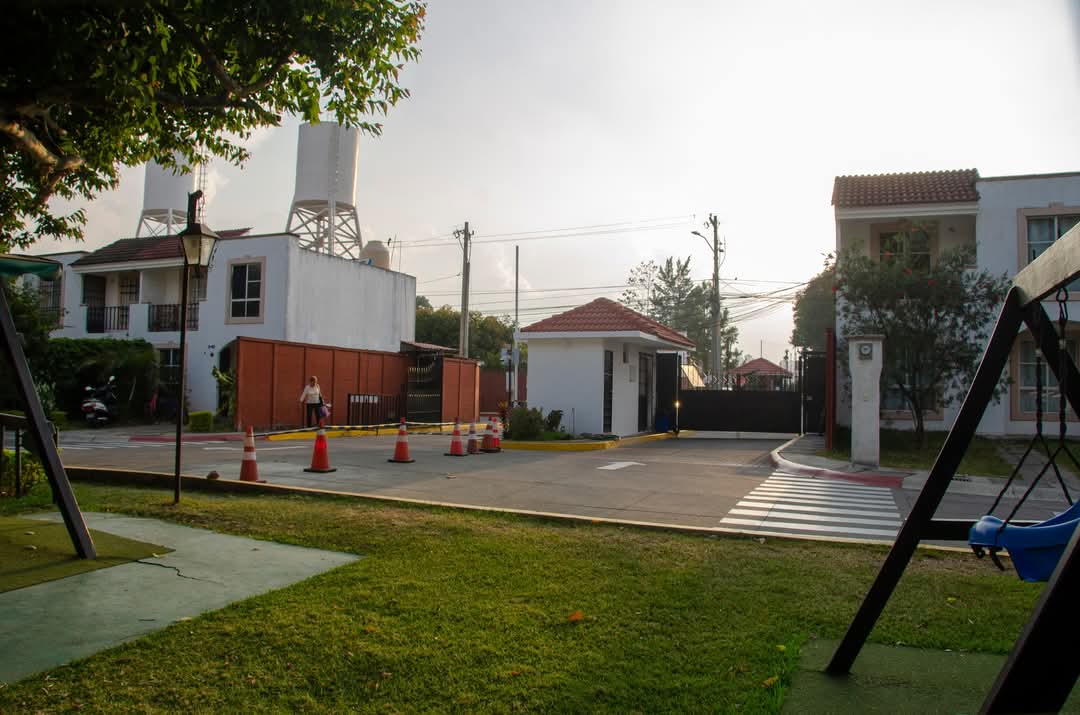 Venta de Casa o Casas, Terrenos, Propiedades, Apartamentos, Inmuebles en Guatemala, zona 11, zona 7, zona 2, zona 18, zona 16, Mixco, Carretera Al Salvador, Fraijanes, Santa Catarina Pinula, Antigua Guatemala, Villa Nueva, Villa Canales, San Miguel Petapa - Venta o Alquiler de Casas En Guatemala