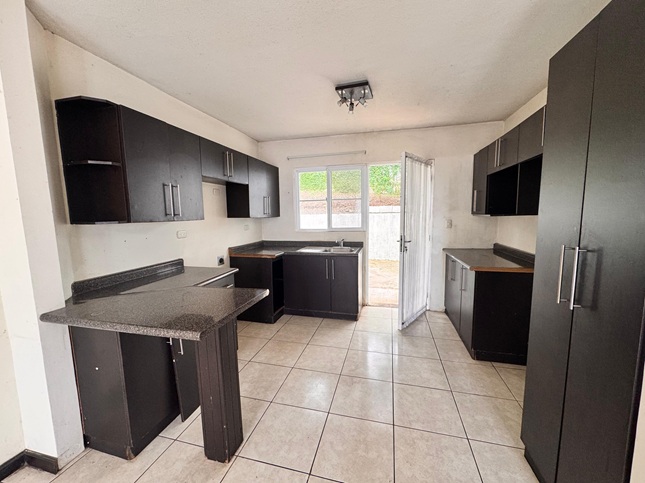 Casa a la Venta o Alquiler en Guatemala Venta de Casa o Casas, Terrenos, Propiedades, Apartamentos, Inmuebles en Guatemala, zona 11, zona 7, zona 2, zona 18, zona 16, Mixco, Carretera Al Salvador, Fraijanes, Santa Catarina Pinula, Antigua Guatemala, Villa Nueva, Villa Canales, San Miguel Petapa - Venta o Alquiler de Casas En Guatemala