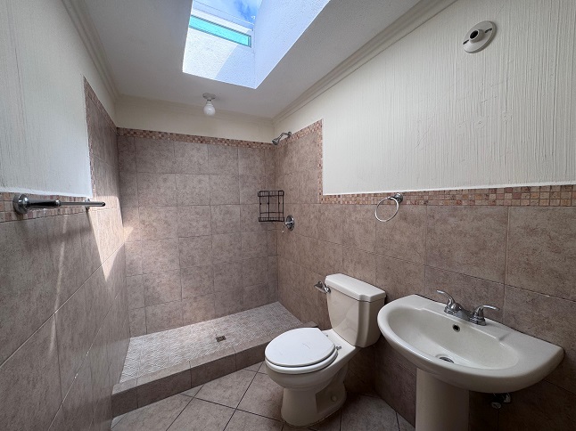 Venta de Casa o Casas, Terrenos, Propiedades, Apartamentos, Inmuebles en Guatemala, zona 11, zona 7, zona 2, zona 18, zona 16, Mixco, Carretera Al Salvador, Fraijanes, Santa Catarina Pinula, Antigua Guatemala, Villa Nueva, Villa Canales, San Miguel Petapa - Venta o Alquiler de Casas En Guatemala