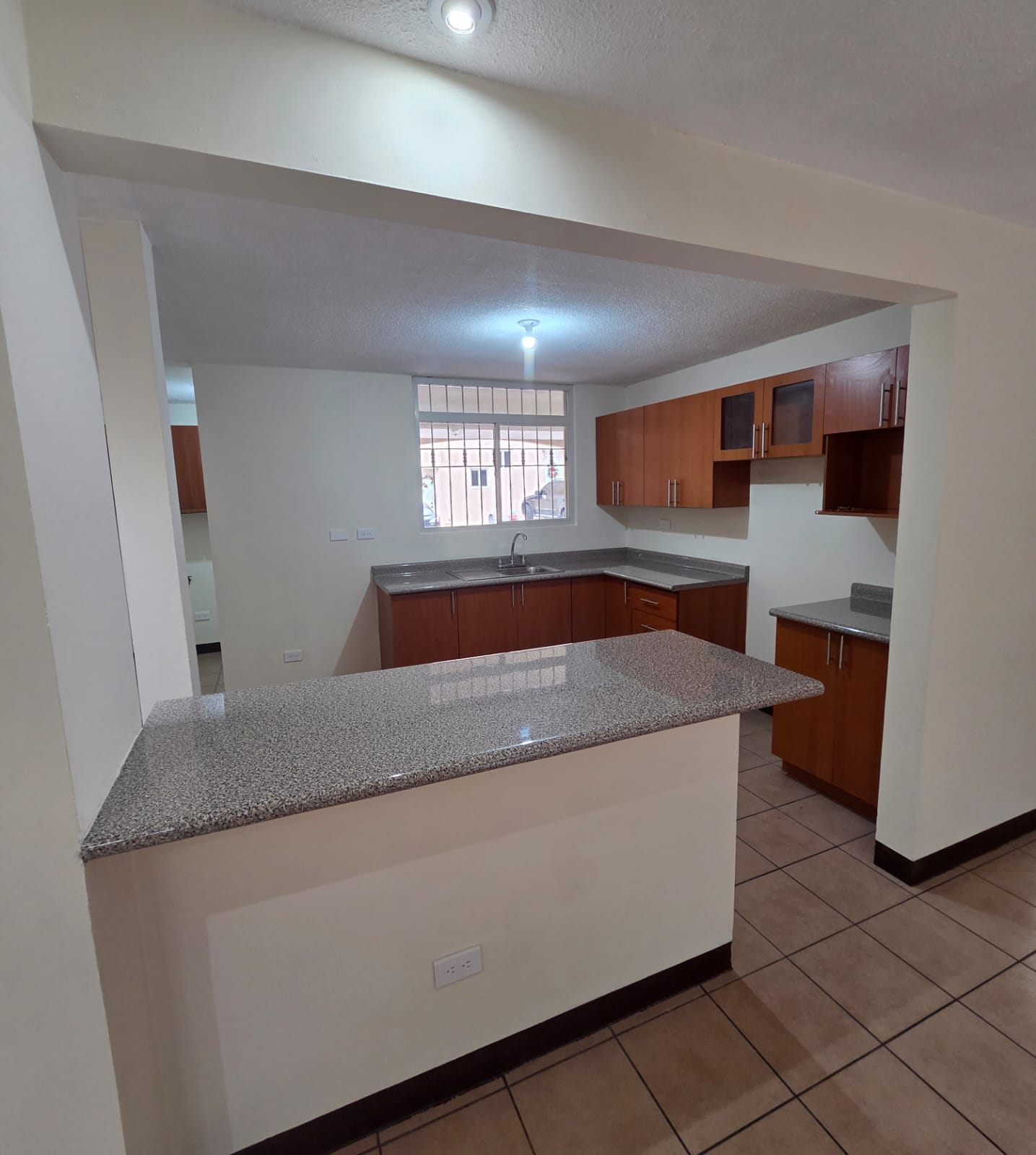 Venta de Casa o Casas, Terrenos, Propiedades, Apartamentos, Inmuebles en Guatemala, zona 11, zona 7, zona 2, zona 18, zona 16, Mixco, Carretera Al Salvador, Fraijanes, Santa Catarina Pinula, Antigua Guatemala, Villa Nueva, Villa Canales, San Miguel Petapa - Venta o Alquiler de Casas En Guatemala