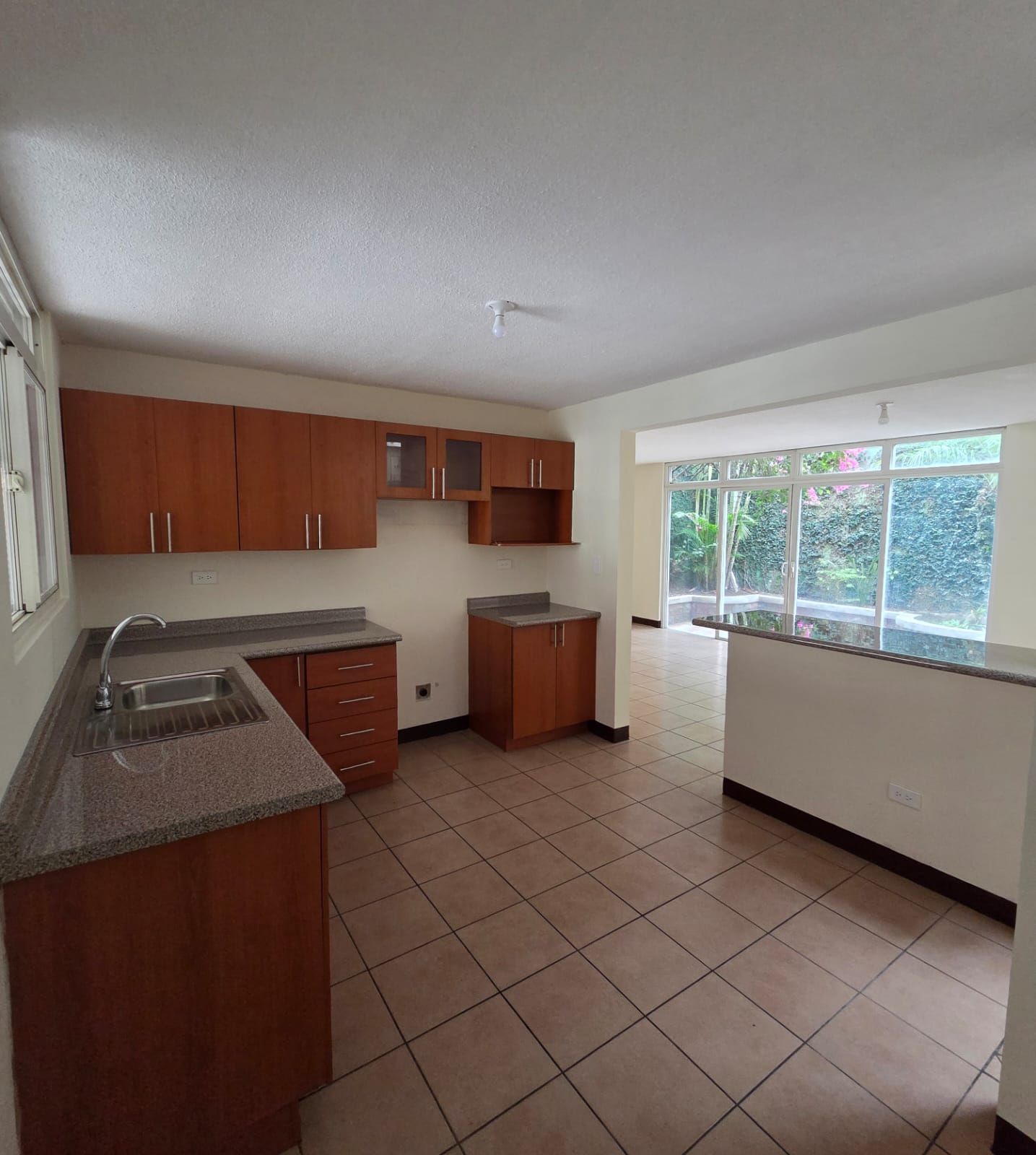 Venta de Casa o Casas, Terrenos, Propiedades, Apartamentos, Inmuebles en Guatemala, zona 11, zona 7, zona 2, zona 18, zona 16, Mixco, Carretera Al Salvador, Fraijanes, Santa Catarina Pinula, Antigua Guatemala, Villa Nueva, Villa Canales, San Miguel Petapa - Venta o Alquiler de Casas En Guatemala