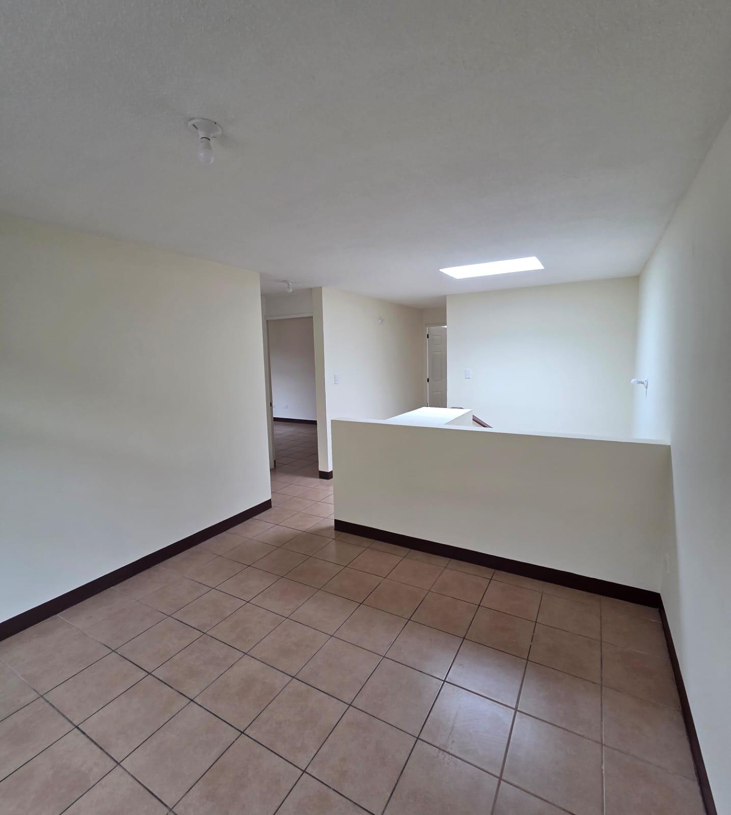 Venta de Casa o Casas, Terrenos, Propiedades, Apartamentos, Inmuebles en Guatemala, zona 11, zona 7, zona 2, zona 18, zona 16, Mixco, Carretera Al Salvador, Fraijanes, Santa Catarina Pinula, Antigua Guatemala, Villa Nueva, Villa Canales, San Miguel Petapa - Venta o Alquiler de Casas En Guatemala
