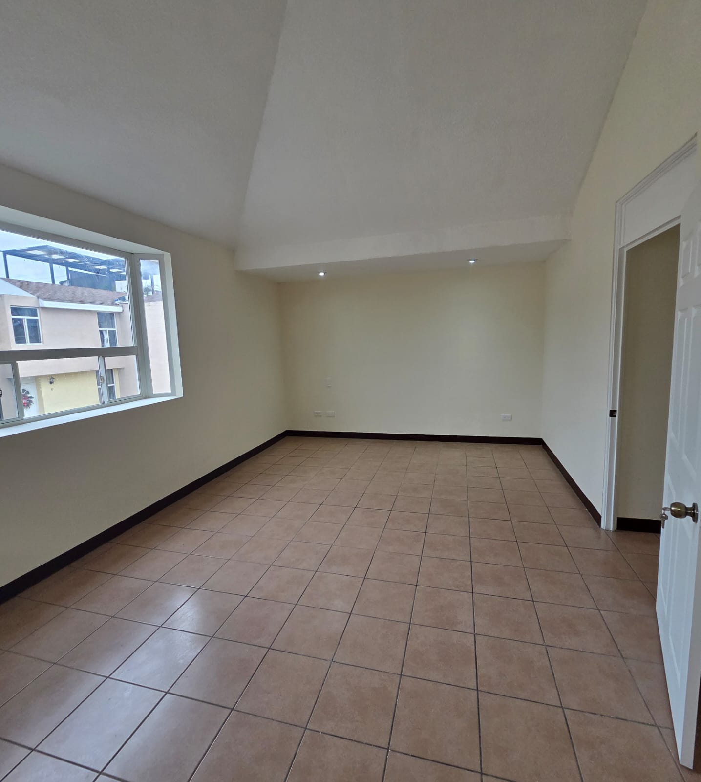 Venta de Casa o Casas, Terrenos, Propiedades, Apartamentos, Inmuebles en Guatemala, zona 11, zona 7, zona 2, zona 18, zona 16, Mixco, Carretera Al Salvador, Fraijanes, Santa Catarina Pinula, Antigua Guatemala, Villa Nueva, Villa Canales, San Miguel Petapa - Venta o Alquiler de Casas En Guatemala