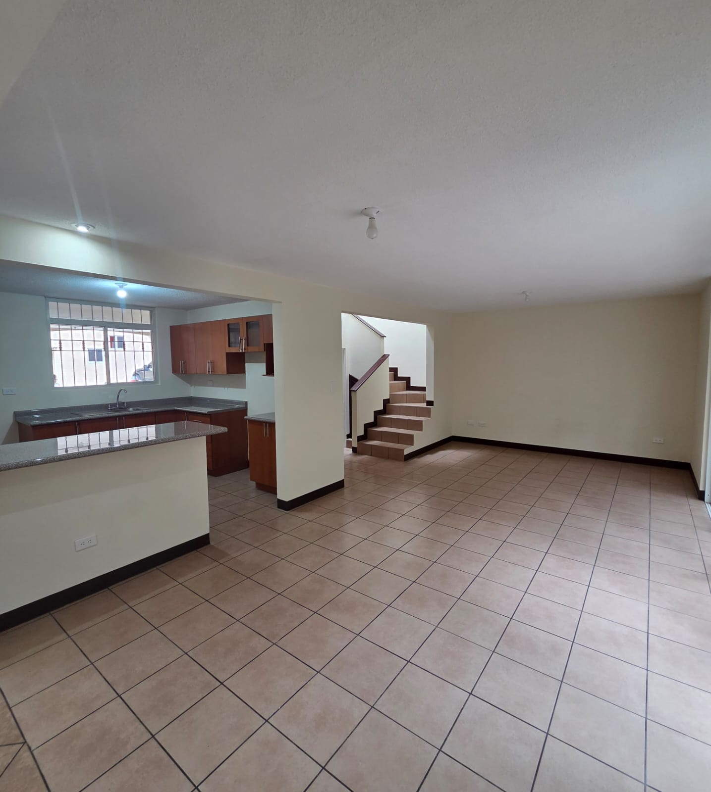 Venta de Casa o Casas, Terrenos, Propiedades, Apartamentos, Inmuebles en Guatemala, zona 11, zona 7, zona 2, zona 18, zona 16, Mixco, Carretera Al Salvador, Fraijanes, Santa Catarina Pinula, Antigua Guatemala, Villa Nueva, Villa Canales, San Miguel Petapa - Venta o Alquiler de Casas En Guatemala