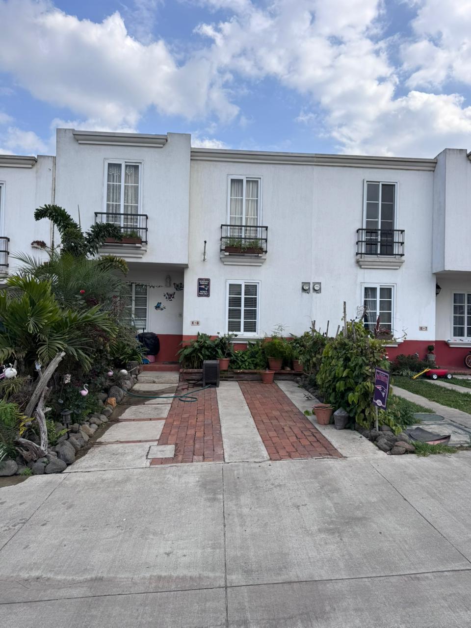 Venta de Casa o Casas, Terrenos, Propiedades, Apartamentos, Inmuebles en Guatemala, zona 11, zona 7, zona 2, zona 18, zona 16, Mixco, Carretera Al Salvador, Fraijanes, Santa Catarina Pinula, Antigua Guatemala, Villa Nueva, Villa Canales, San Miguel Petapa - Venta o Alquiler de Casas En Guatemala