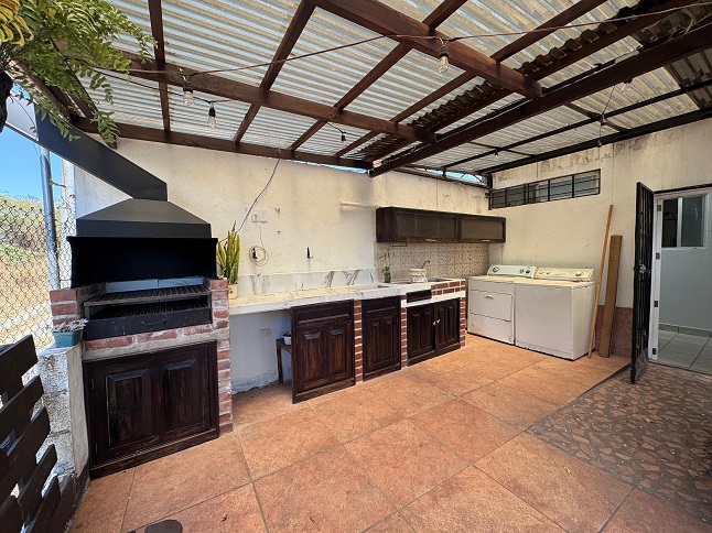 Casa a la Venta o Alquiler en Guatemala Venta de Casa o Casas, Terrenos, Propiedades, Apartamentos, Inmuebles en Guatemala, zona 11, zona 7, zona 2, zona 18, zona 16, Mixco, Carretera Al Salvador, Fraijanes, Santa Catarina Pinula, Antigua Guatemala, Villa Nueva, Villa Canales, San Miguel Petapa - Venta o Alquiler de Casas En Guatemala