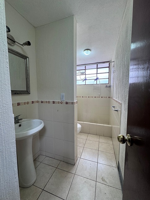 Venta de Casa o Casas, Terrenos, Propiedades, Apartamentos, Inmuebles en Guatemala, zona 11, zona 7, zona 2, zona 18, zona 16, Mixco, Carretera Al Salvador, Fraijanes, Santa Catarina Pinula, Antigua Guatemala, Villa Nueva, Villa Canales, San Miguel Petapa - Venta o Alquiler de Casas En Guatemala
