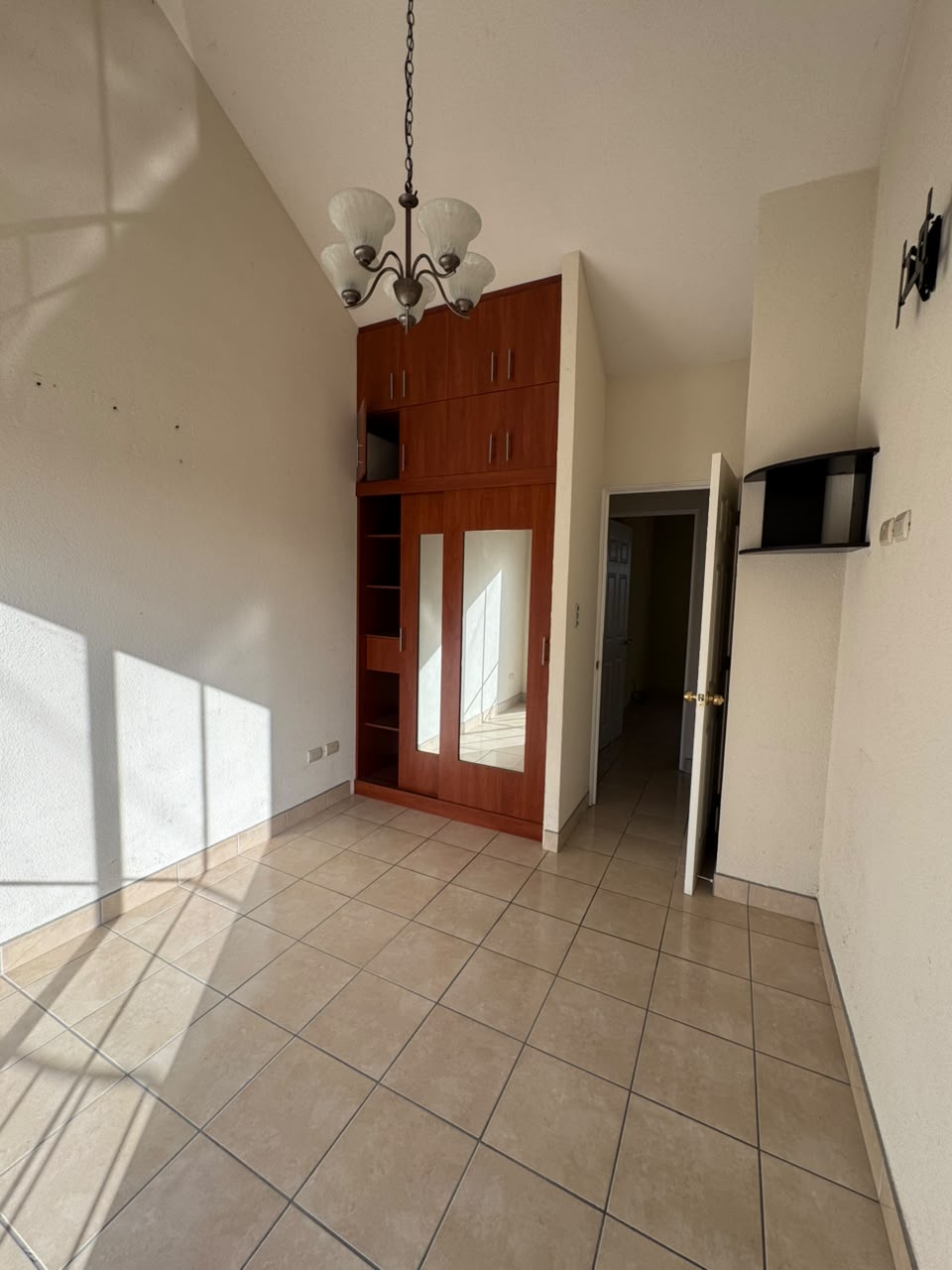 Casa a la Venta o Alquiler en Guatemala Venta de Casa o Casas, Terrenos, Propiedades, Apartamentos, Inmuebles en Guatemala, zona 11, zona 7, zona 2, zona 18, zona 16, Mixco, Carretera Al Salvador, Fraijanes, Santa Catarina Pinula, Antigua Guatemala, Villa Nueva, Villa Canales, San Miguel Petapa - Venta o Alquiler de Casas En Guatemala