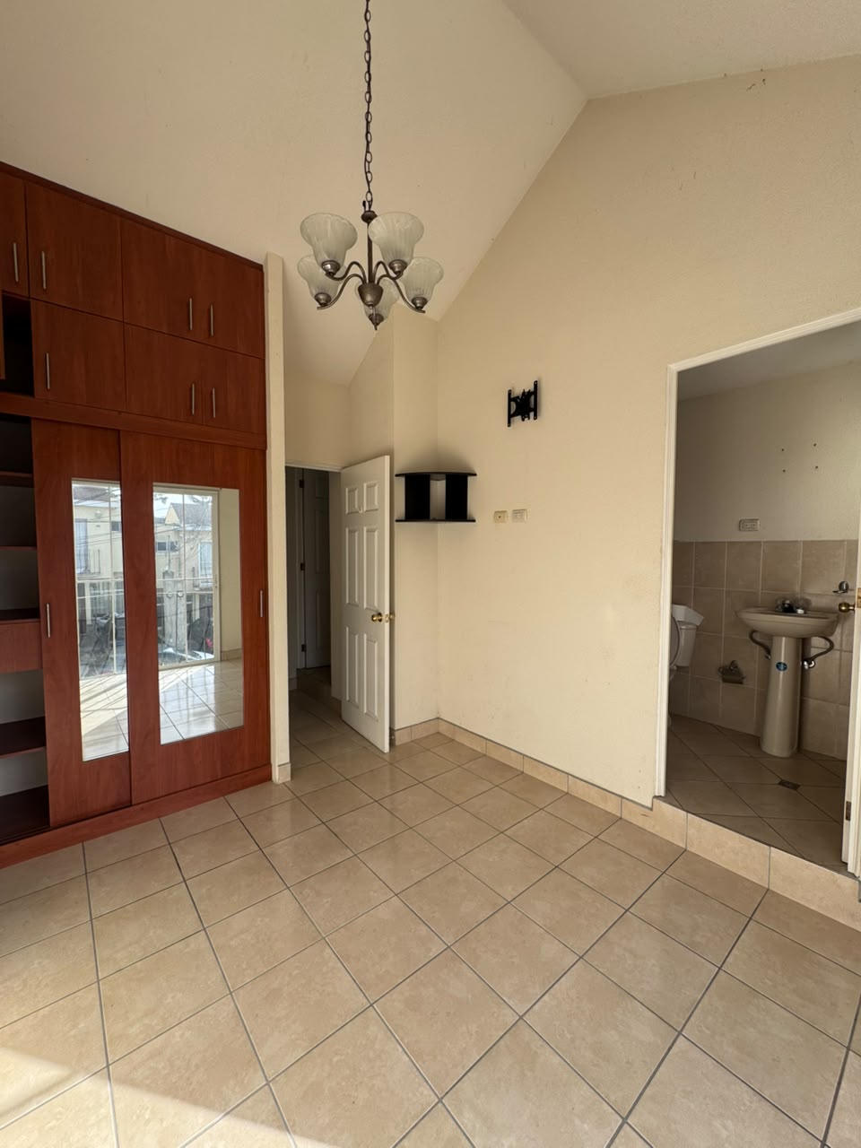Casa a la Venta o Alquiler en Guatemala Venta de Casa o Casas, Terrenos, Propiedades, Apartamentos, Inmuebles en Guatemala, zona 11, zona 7, zona 2, zona 18, zona 16, Mixco, Carretera Al Salvador, Fraijanes, Santa Catarina Pinula, Antigua Guatemala, Villa Nueva, Villa Canales, San Miguel Petapa - Venta o Alquiler de Casas En Guatemala
