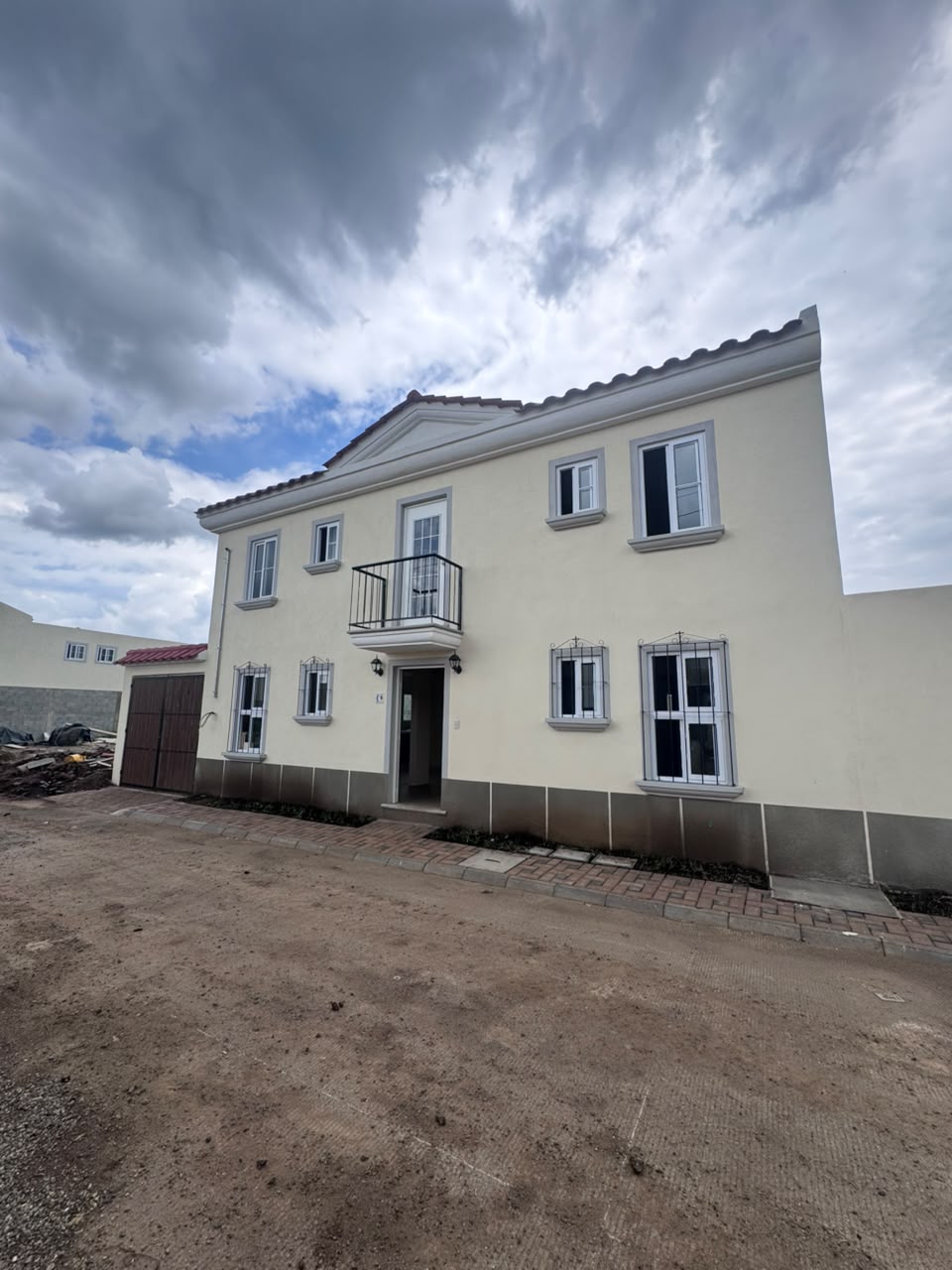 Venta de Casa o Casas, Terrenos, Propiedades, Apartamentos, Inmuebles en Guatemala, zona 11, zona 7, zona 2, zona 18, zona 16, Mixco, Carretera Al Salvador, Fraijanes, Santa Catarina Pinula, Antigua Guatemala, Villa Nueva, Villa Canales, San Miguel Petapa - Venta o Alquiler de Casas En Guatemala