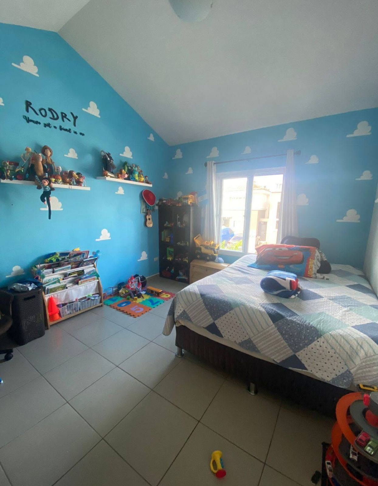 Casa a la Venta o Alquiler en Guatemala Venta de Casa o Casas, Terrenos, Propiedades, Apartamentos, Inmuebles en Guatemala, zona 11, zona 7, zona 2, zona 18, zona 16, Mixco, Carretera Al Salvador, Fraijanes, Santa Catarina Pinula, Antigua Guatemala, Villa Nueva, Villa Canales, San Miguel Petapa - Venta o Alquiler de Casas En Guatemala