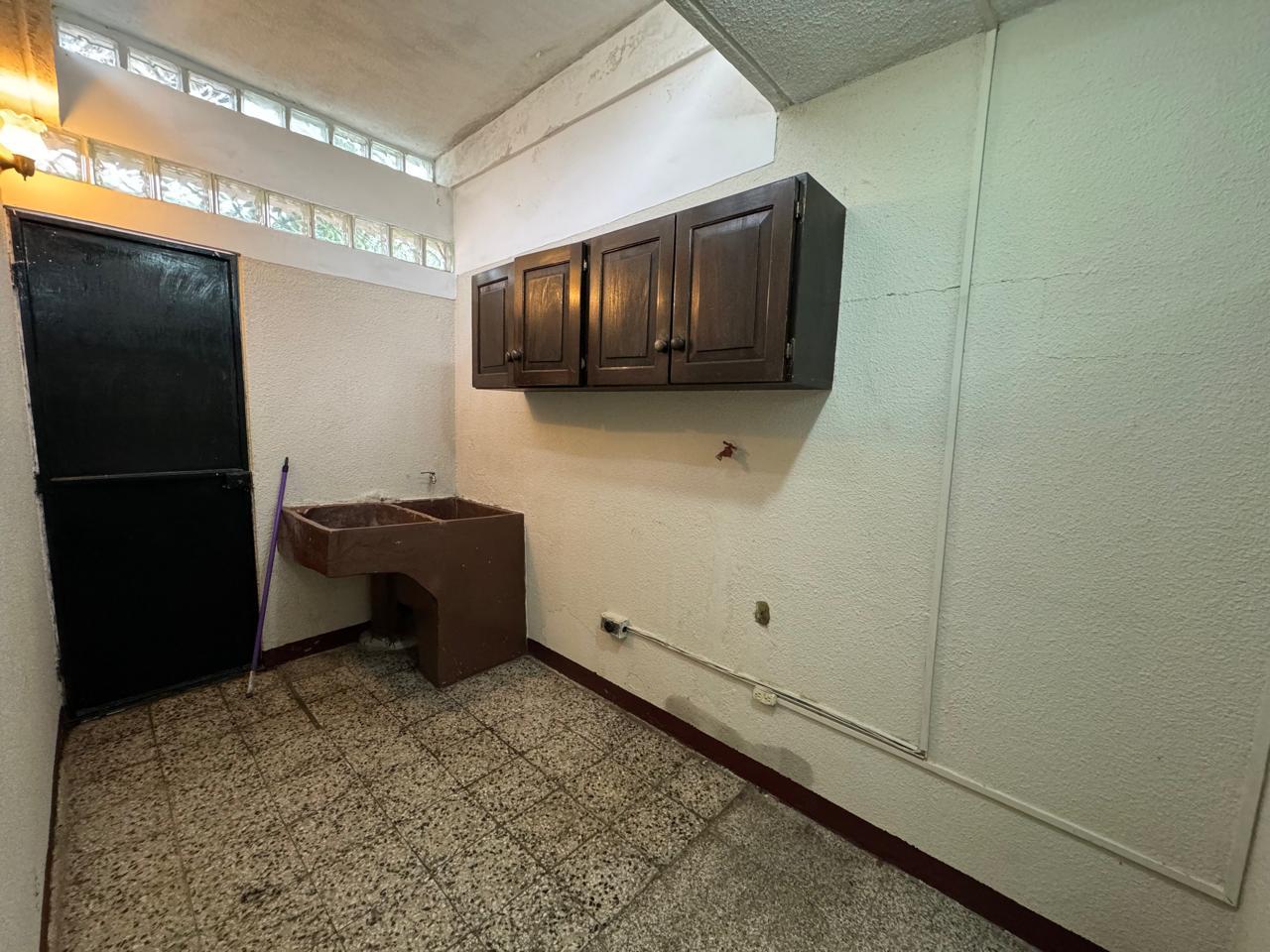 Casa a la Venta o Alquiler en Guatemala Venta de Casa o Casas, Terrenos, Propiedades, Apartamentos, Inmuebles en Guatemala, zona 11, zona 7, zona 2, zona 18, zona 16, Mixco, Carretera Al Salvador, Fraijanes, Santa Catarina Pinula, Antigua Guatemala, Villa Nueva, Villa Canales, San Miguel Petapa - Venta o Alquiler de Casas En Guatemala