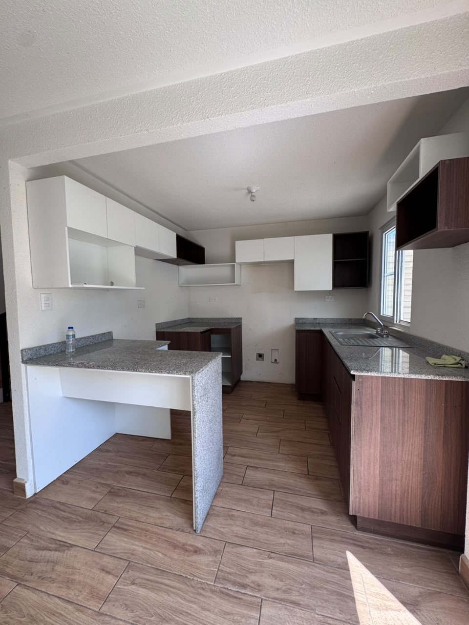 Venta de Casa o Casas, Terrenos, Propiedades, Apartamentos, Inmuebles en Guatemala, zona 11, zona 7, zona 2, zona 18, zona 16, Mixco, Carretera Al Salvador, Fraijanes, Santa Catarina Pinula, Antigua Guatemala, Villa Nueva, Villa Canales, San Miguel Petapa - Venta o Alquiler de Casas En Guatemala