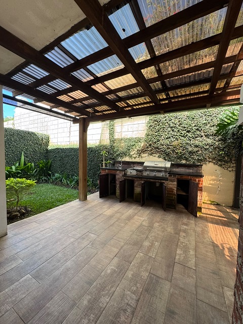 Casa a la Venta o Alquiler en Guatemala Venta de Casa o Casas, Terrenos, Propiedades, Apartamentos, Inmuebles en Guatemala, zona 11, zona 7, zona 2, zona 18, zona 16, Mixco, Carretera Al Salvador, Fraijanes, Santa Catarina Pinula, Antigua Guatemala, Villa Nueva, Villa Canales, San Miguel Petapa - Venta o Alquiler de Casas En Guatemala